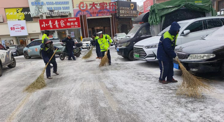 1706054284751603.png 掃雪除冰保平安 不畏嚴(yán)寒顯擔(dān)當(dāng) 智慧運(yùn)營(yíng)公司全力打響清雪除冰“主動(dòng)戰(zhàn)”.png